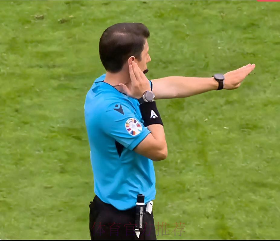 拉胯!卢卡库无人防守头球顶偏 30分钟仅4次触球